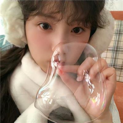 高墙、黑色与帅小伙